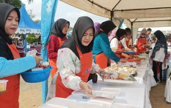 Peserta lomba memilih bahan masakan yang dibutuhkan untuk memasak Lempah Kuning