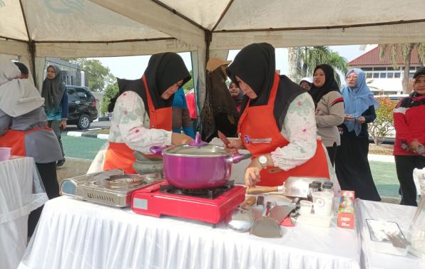 Dua peserta dari Biro Umum, Mirnanda Analisa dan Yuniar saat lomba memasak Lempah Kuning khas Bangka Belitung