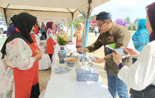 Juri lomba memasak Lempah Kuning mengunjungi peserta untuk memberikan penilaian