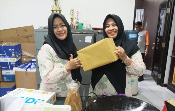 Peserta lomba Biro Umum menerima hadiah hiburan yang diberikan panitia lomba memasak Kegiatan Harhubnas