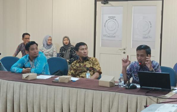 Kasubag Tata Usaha dan Staf Ahli Biro Umum Ilhamdany memaparkan tentang Indeks Profesionalisme (IP) ASN dan pengelolaan sasaran kinerja pegawai (SKP)