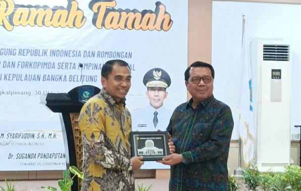 Penyerahan cinderamata 