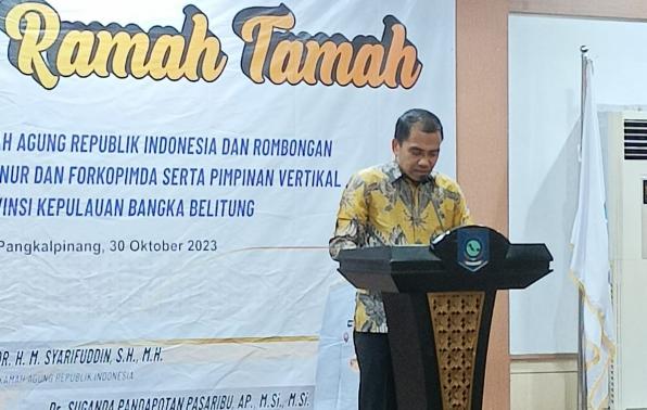 Asisten Administrasi Umum Yunan Helmi saat memberikan sambutan pada acara Malam Ramah Tamah dengan Ketua MA di Gedung Mahligai Rumah DInas Gubernur Babel, Senin malam (30/10/23)