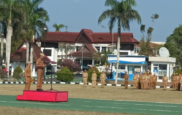 Pj Gubernur Suganda memberikan pesan perpisahan saat upacara mingguan di lapangan upacara Kantor Gubenur Babel, Senin (13/11/23)