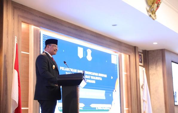 Pj Gubernur Safrizal saat memberikan sambutan pada momen pelantikan Pj Wali Kota Pangkalpinang Lusje Anneke Tabalujan di Ruang Pasir Padi Kantor Gubernur, Rabu (15/11/23)