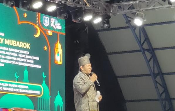 Ust. Zaky Mubarok saat memberikan ceramah dengan tema "Sedekah Membawa Berkah" di hadapan masyarakat Pangkalpianng pada Tabligh Akbar dalam rangka HUT ke-23 Provinsi Kepulauan Bangka Belitung