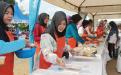 Peserta lomba memilih bahan masakan yang dibutuhkan untuk memasak Lempah Kuning