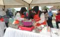 Dua peserta dari Biro Umum, Mirnanda Analisa dan Yuniar saat lomba memasak Lempah Kuning khas Bangka Belitung
